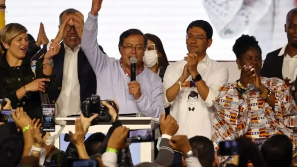 CNE sanciona campaña presidencial del Pacto Histórico por superar topes y recibir financiación indebida CNE sanciona campaña presidencial del Pacto Histórico por superar topes y recibir financiación indebida