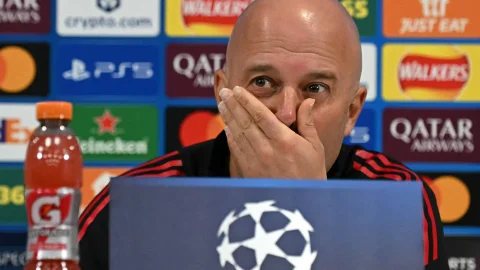 Arne Slot técnico de Liverpool