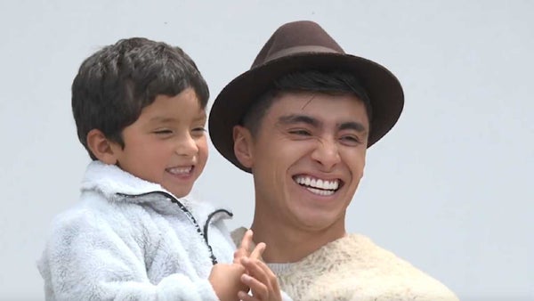 Con Julián Pinilla: Así transformaron la vida de una familia campesina por medio de una casa digna en Villa Pinzón Con Julián Pinilla: Así transformaron la vida de una familia campesina por medio de una casa digna en Villa Pinzón