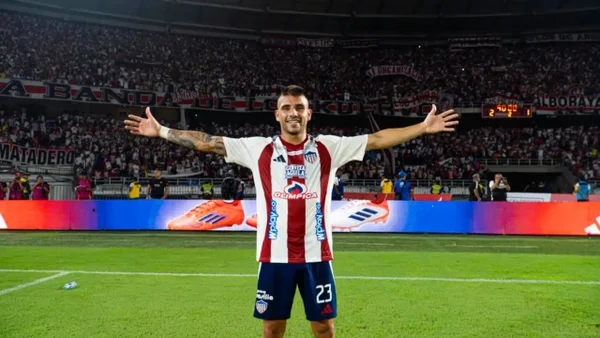 Policía vigiló el VAR en gol de Junior a Nacional y se hizo viral: el 'tiburón' acaricia la final Policía vigiló el VAR en gol de Junior a Nacional y se hizo viral: el 'tiburón' acaricia la final