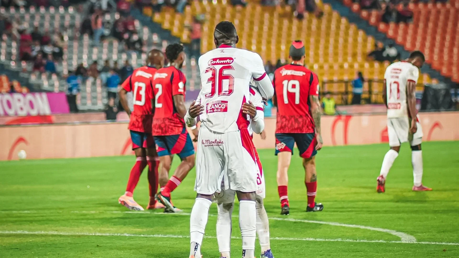 america-dim América