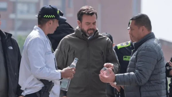 4.000 botellas de licor adulterado fueron incautadas en Bogotá antes de las festividades 4.000 botellas de licor adulterado fueron incautadas en Bogotá antes de las festividades