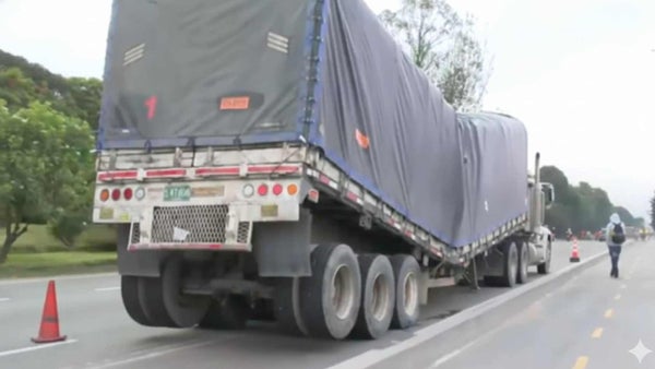 Tractomula cargada con material explosivo se partió en dos en la Autopista Norte Tractomula cargada con material explosivo se partió en dos en la Autopista Norte