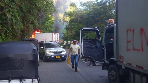 VIDEO | ELN incineró camiones que transportaban alimentos en la vía Quibdó- Pereira