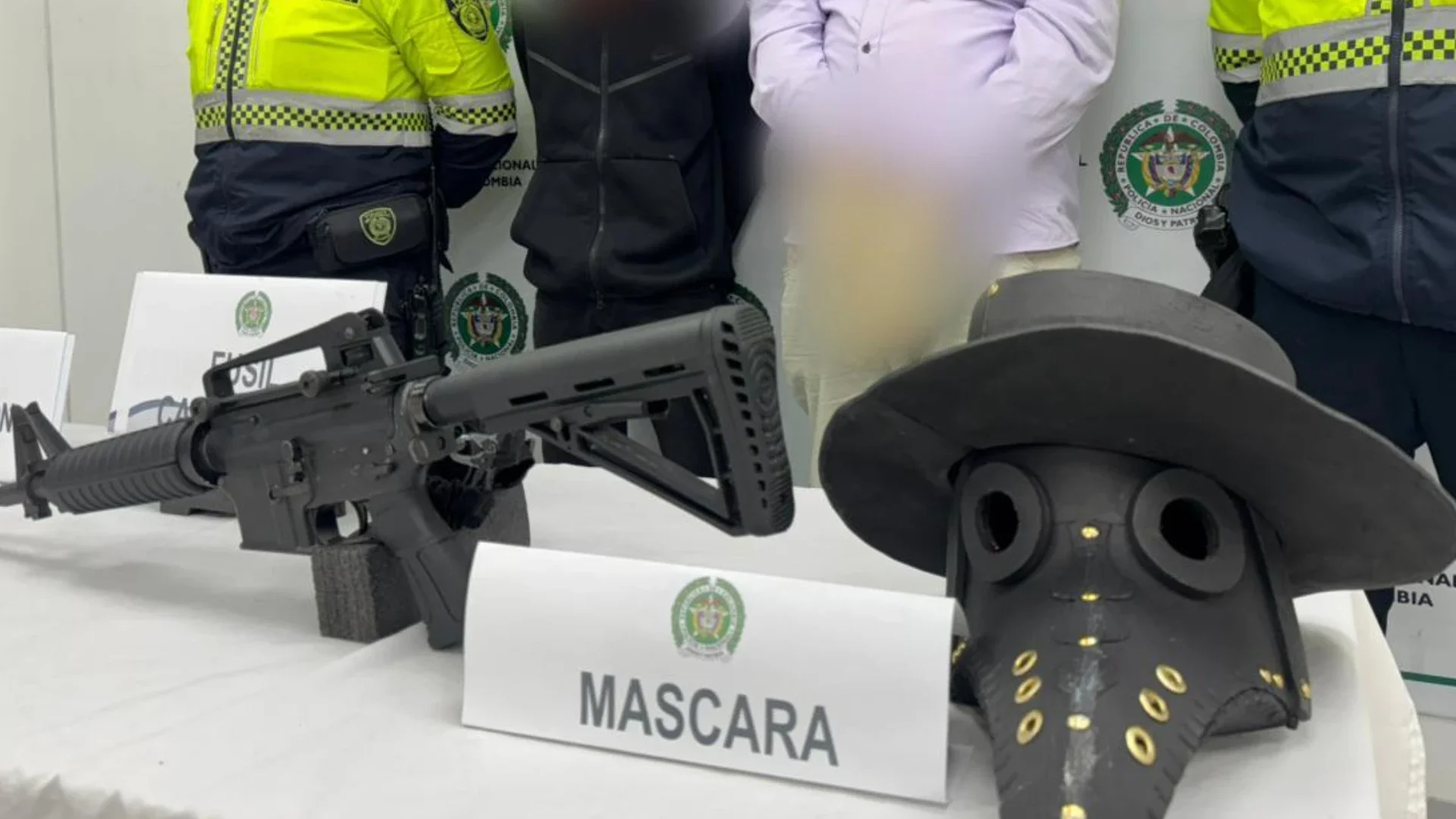 El fusil y la máscara.