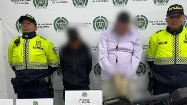 Capturan a hombre que disparó al aire con fusil en Bogotá: tenía una misteriosa máscara Capturan a hombre que disparó al aire con fusil en Bogotá: tenía una misteriosa máscara