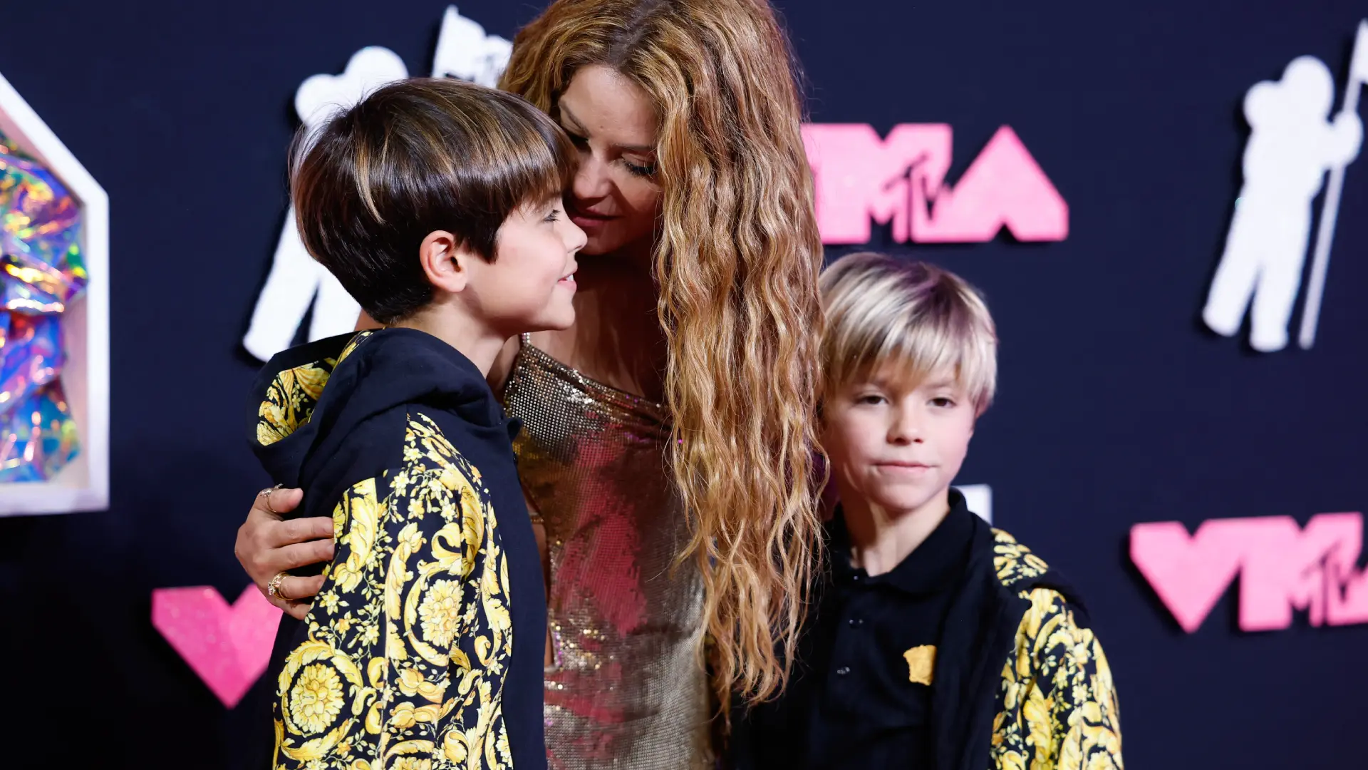 Shakira y sus hijos Milan y Sasha Pique