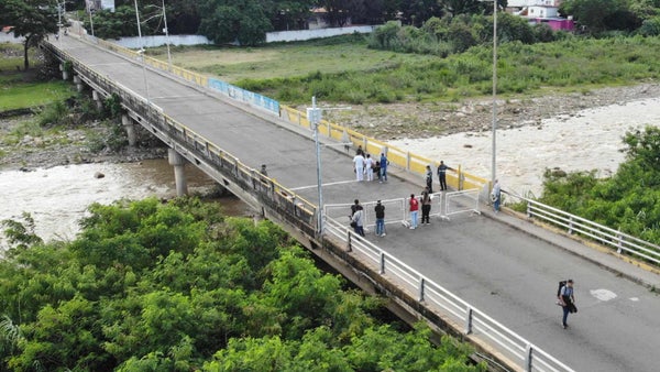 Familiares de colombianos detenidos en Venezuela bloquean el Puente Internacional Simón Bolívar Familiares de colombianos detenidos en Venezuela bloquean el Puente Internacional Simón Bolívar