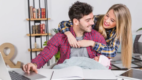 Romances en el trabajo vale la pena o no riesgos empleo