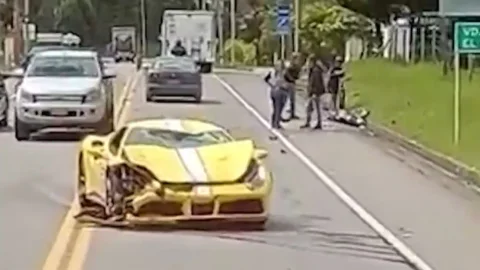Accidente entre Ferrari y motocicleta