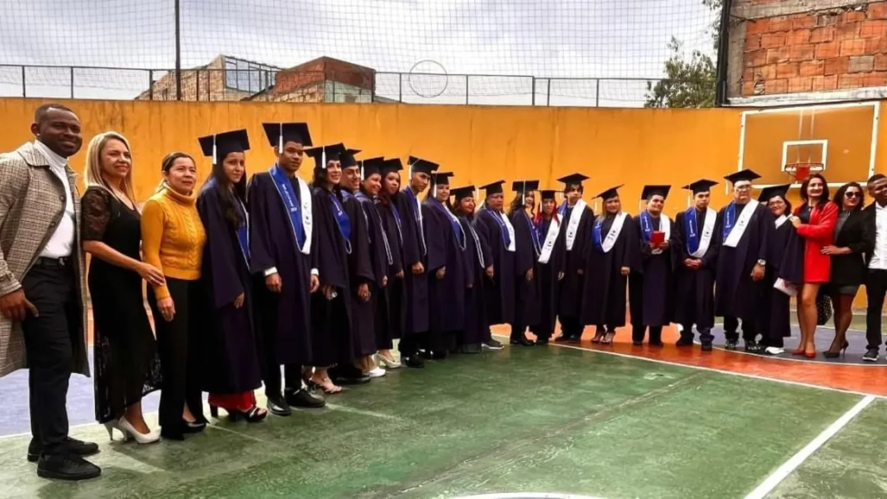Cover image for Más de 130 vendedores informales y trabajadores de plazas de Mercado en Bogotá se graduaron: ahora son bachilleres