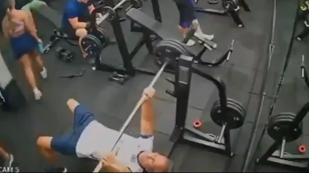 Cover image for Deportista murió en el gimnasio: una barra cayó sobre su pecho y el video estremece