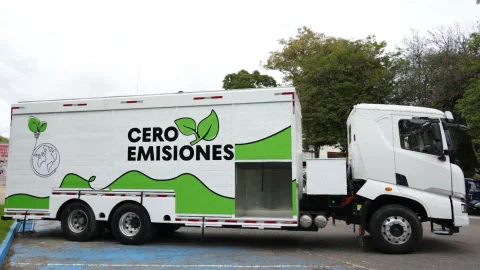 Lanzan en Colombia el primer camión botellero 100% eléctrico