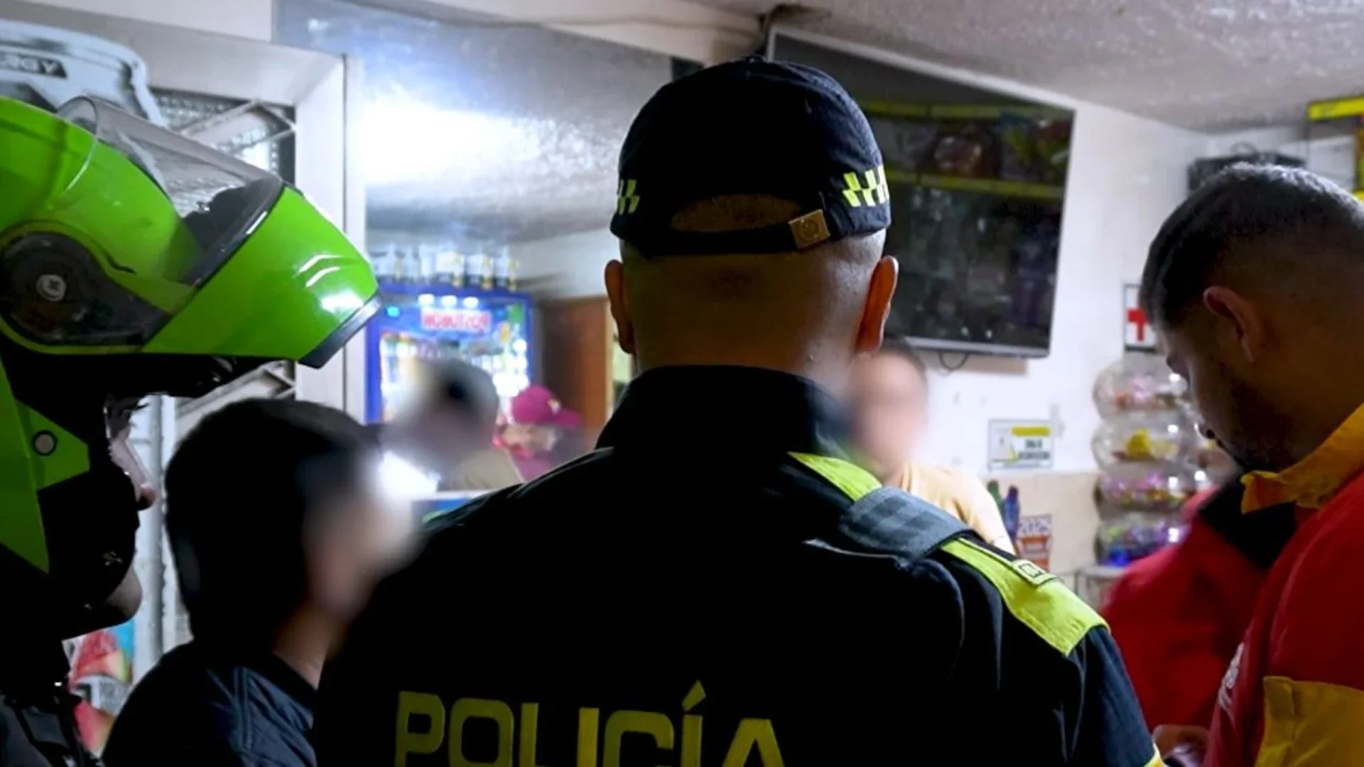 Niño de 9 años en un bar de Bogotá.