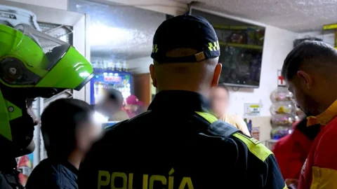 Niño de 9 años en un bar de Bogotá.