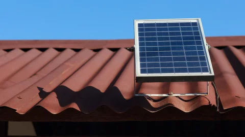 paneles solares en el tejado