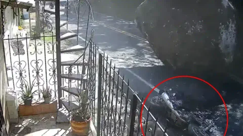 VIDEO grabó el momento exacto en el que una gigantesca piedra aplasta una moto en Antioquia