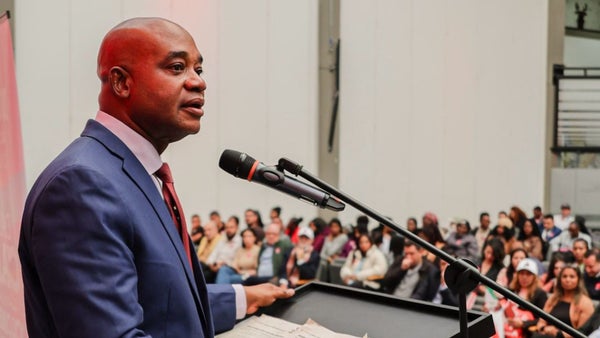 Luis Gilberto Murillo oficializa candidatura presidencial con más de 1,2 millones de firmas Luis Gilberto Murillo oficializa candidatura presidencial con más de 1,2 millones de firmas