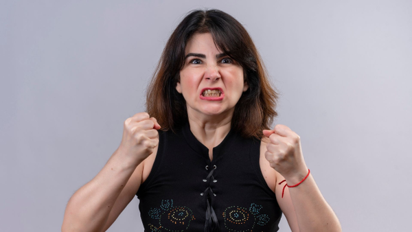 ¿Qué significa vivir constantemente malhumorado, según psicólogo?