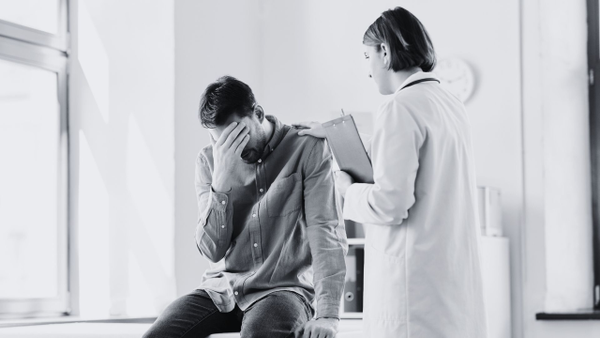 Reconocido actor de telenovelas rompe en llanto al hablar de su parálisis facial