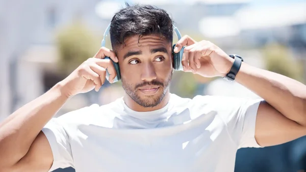 Estos son los riesgos del uso excesivo de audífonos inalámbricos Estos son los riesgos del uso excesivo de audífonos inalámbricos