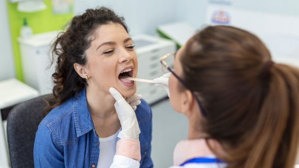 Estos son algunos de los signos que indicarían un posible cáncer de lengua, según especialistas Estos son algunos de los signos que indicarían un posible cáncer de lengua, según especialistas