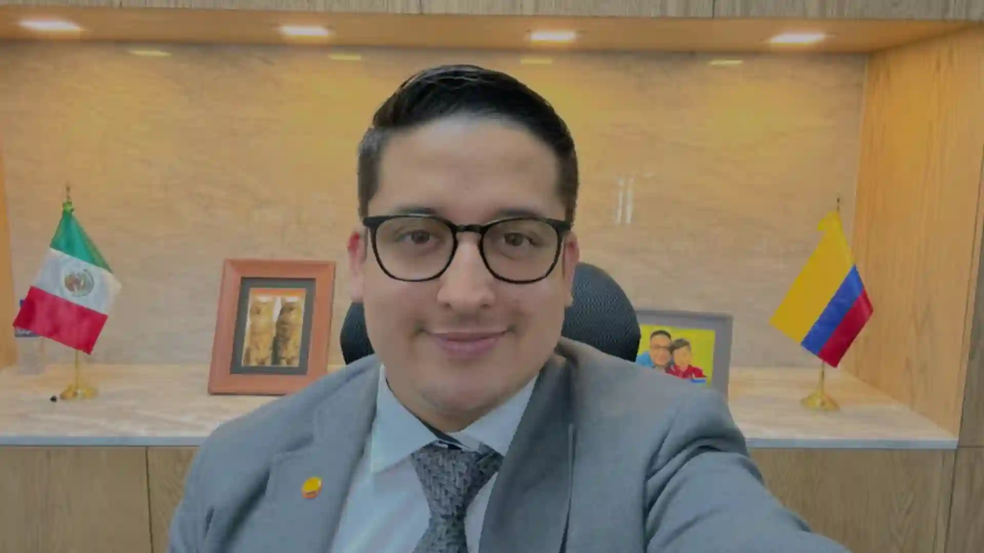 Andrés Hernández, el excónsul de México se instala en un nuevo cargo en la Presidencia