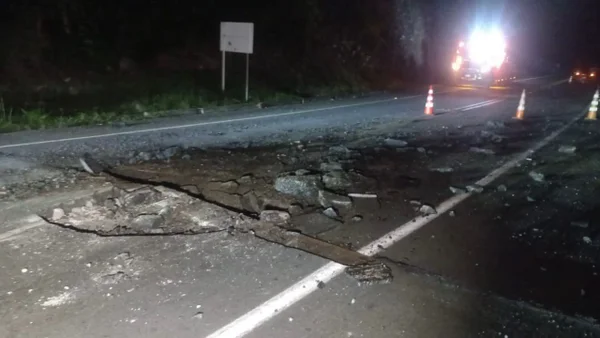 Suspenden el tránsito en la vía Manizales-Medellín tras detonación de un explosivo Suspenden el tránsito en la vía Manizales-Medellín tras detonación de un explosivo