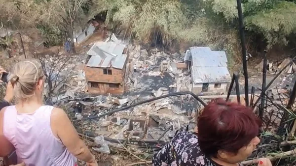 VIDEO | Voraz incendio consumió más de 50 casas en Bucaramanga VIDEO | Voraz incendio consumió más de 50 casas en Bucaramanga