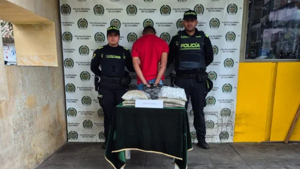 Sorprenden a hombre que intentó esconder más de 30 mil dosis de marihuana en un pagadiario de Bogotá Sorprenden a hombre que intentó esconder más de 30 mil dosis de marihuana en un pagadiario de Bogotá