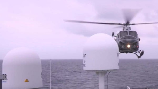 Así fue la maniobra para recibir el helicóptero que acompañará al ARC Simón Bolívar en su viaje a la Antártida Así fue la maniobra para recibir el helicóptero que acompañará al ARC Simón Bolívar en su viaje a la Antártida