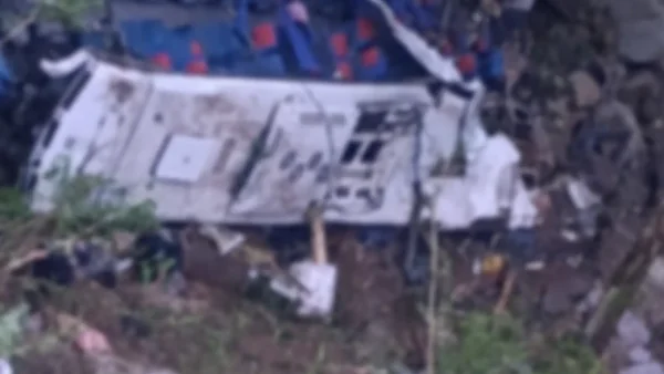 Tragedia en Antioquia: bus de turismo se precipitó y cayó a un barranco Tragedia en Antioquia: bus de turismo se precipitó y cayó a un barranco