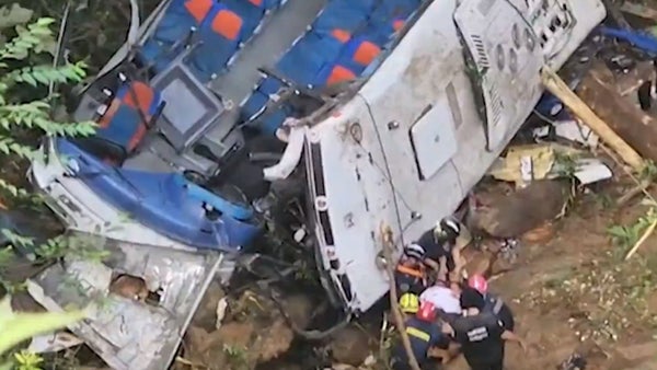 Accidente de bus en Antioquia: 17 personas fallecidas y rescate con cuerdas en abismo de 60 metros Accidente de bus en Antioquia: 17 personas fallecidas y rescate con cuerdas en abismo de 60 metros