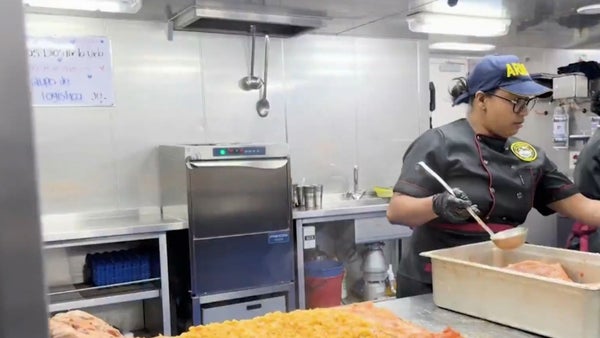 La “guardia lechona” que acompaña la travesía del ARC Simón Bolívar para celebrar tres años de servicio La “guardia lechona” que acompaña la travesía del ARC Simón Bolívar para celebrar tres años de servicio