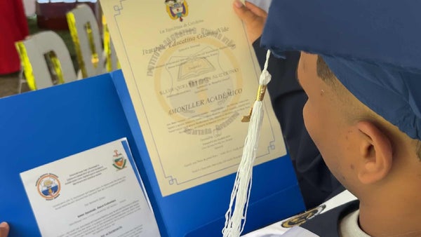 Aplausos entre rejas: más de 30 internos se graduaron como bachilleres en cárcel de Apartadó Aplausos entre rejas: más de 30 internos se graduaron como bachilleres en cárcel de Apartadó