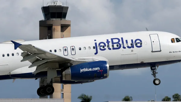 Piloto comercial advierte que estuvo a punto de chocar con aviones de despliegue estadounidense en el Caribe Piloto comercial advierte que estuvo a punto de chocar con aviones de despliegue estadounidense en el Caribe