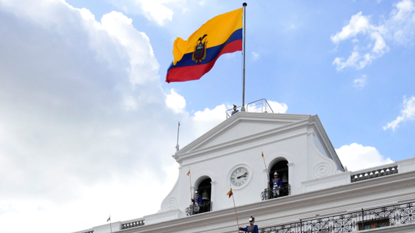 Ecuador definió y aumento su salario mínimo para el año 2026: así quedó en comparación con Colombia Ecuador definió y aumento su salario mínimo para el año 2026: así quedó en comparación con Colombia