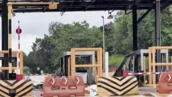 Ofrecen millonaria recompensa por los responsables del atentado al peaje de La Lizama, vía a Barrancabermeja Ofrecen millonaria recompensa por los responsables del atentado al peaje de La Lizama, vía a Barrancabermeja