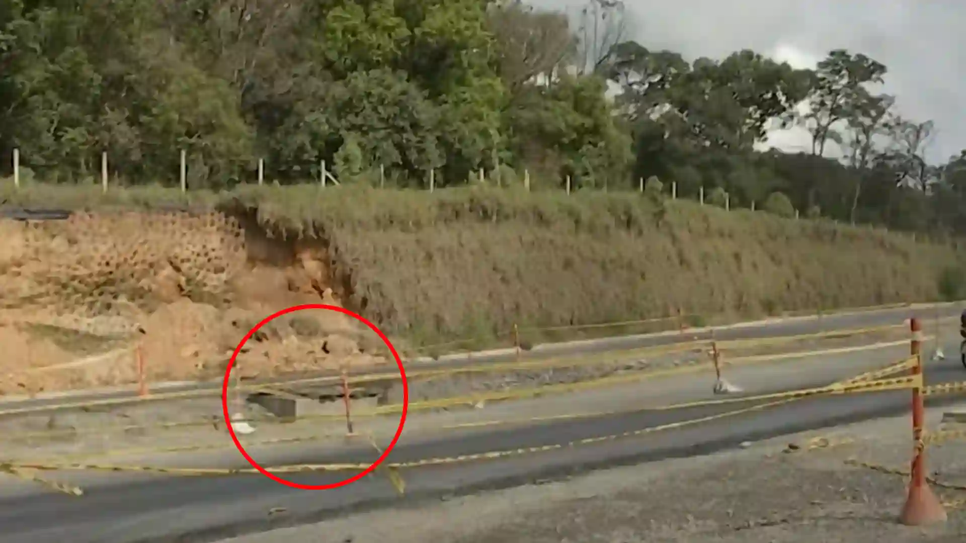 Ataques explosivos simultáneos tienen en jaque a Cauca: ELN dejó un cilindro en plena vía