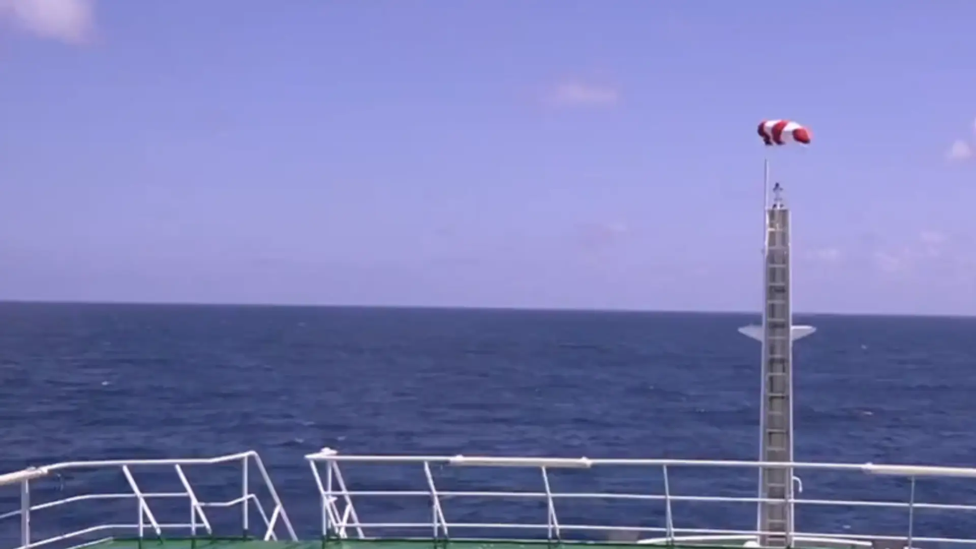 ARC Simón Bolívar enfrenta oleaje de dos metros en navegación hacia el Pacífico Sur antártico