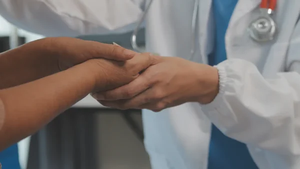 "Fue una recaída": reconocida actriz y presentadora tuvo que ser hospitalizada de emergencia