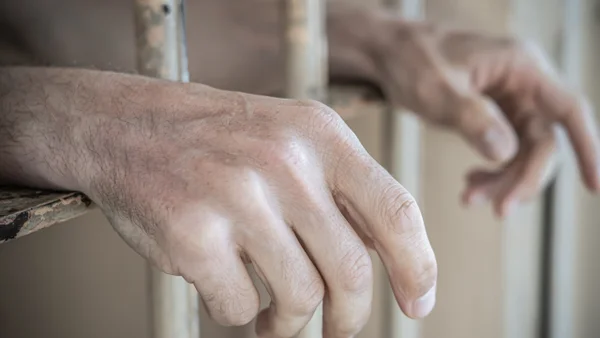 Pastor engañó a su hijastra para secuestrarla, amarrarla y abusarla por horas en una finca en Chinchiná