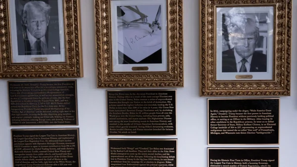 Placas instaladas por Trump en el paseo presidencial de la fama dejan en ridículo a Biden y Obama