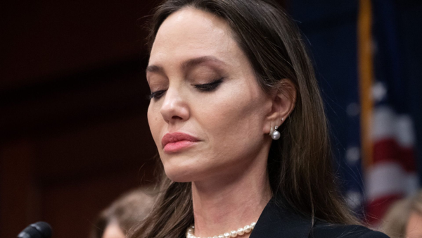 Angelina Jolie sorprende al mostrar por primera vez las cicatrices de su mastectomía Angelina Jolie sorprende al mostrar por primera vez las cicatrices de su mastectomía