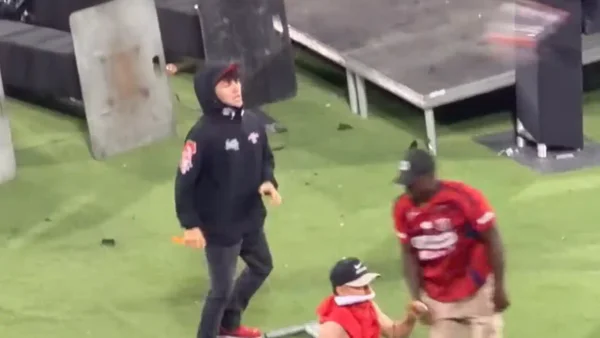 Hincha de Medellín agredió con arma blanca a uno de Nacional: quedó captado en video Hincha de Medellín agredió con arma blanca a uno de Nacional: quedó captado en video