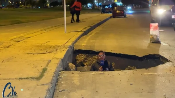 Periodista es viral tras reportar desde un gigantesco cráter en vía de Soacha