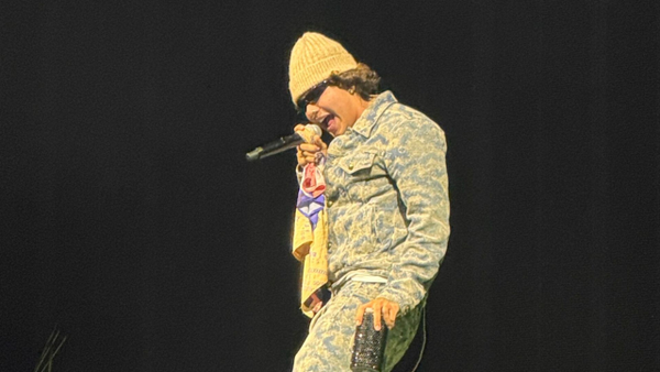 Beéle rompe en llanto al recordar a su padre en su más reciente show en Bogotá