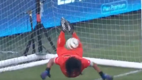 René Higuita lo volvió a hacer: nuevo escorpión a sus 59 años