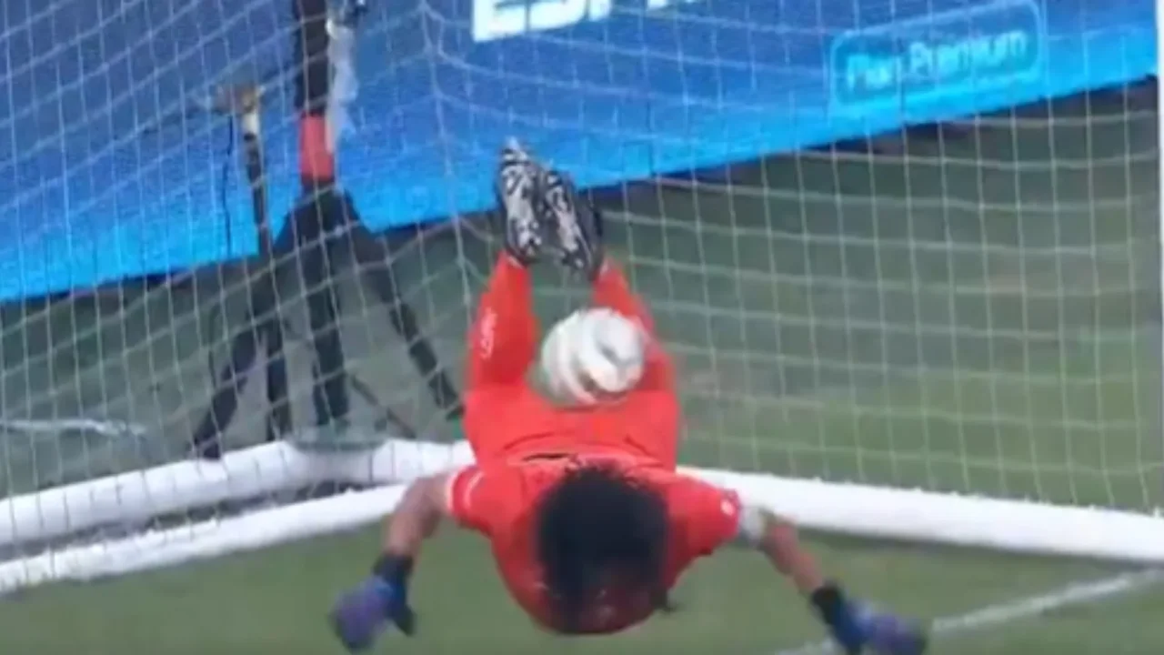 René Higuita lo volvió a hacer: nuevo escorpión a sus 59 años