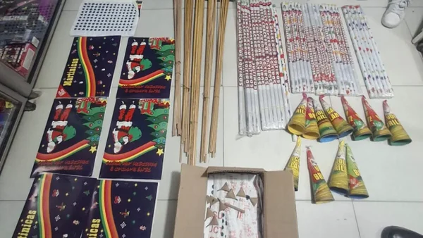 Así escondían pólvora de alto riesgo en una papelería: el decomiso supera las seis mil unidades